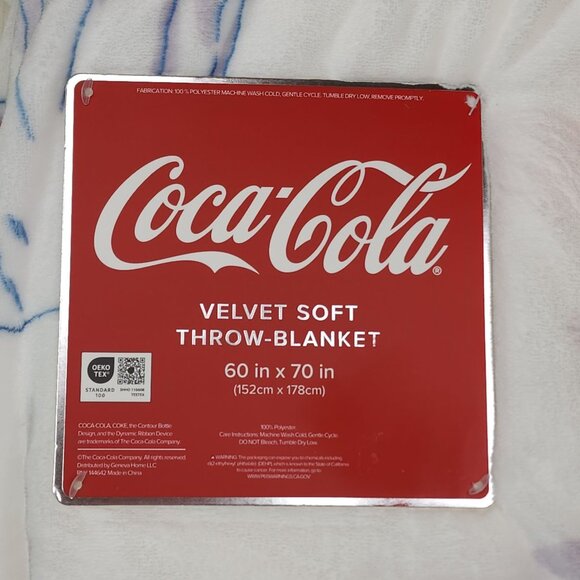 Coca-Cola Polar Bear Velvet Soft Throw Blanket 60" X 70" Oversized Super Soft - Picture 7 of 12